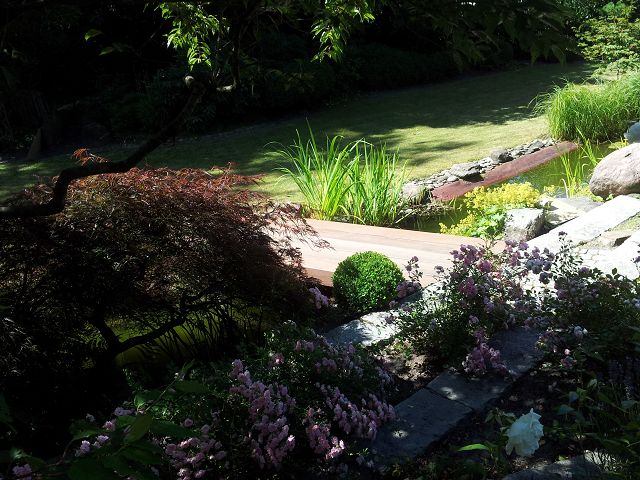 Garten mit Bongosiebrücke